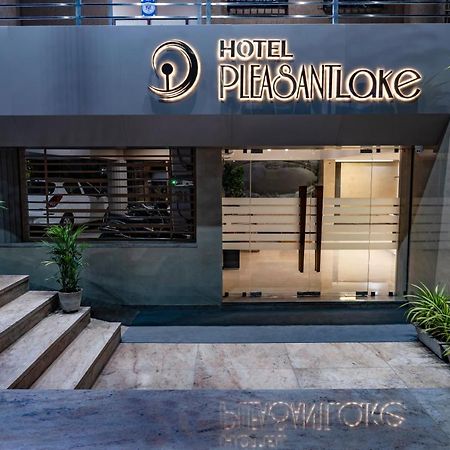 Hotel Pleasant Lake Ахмедабад Екстер'єр фото