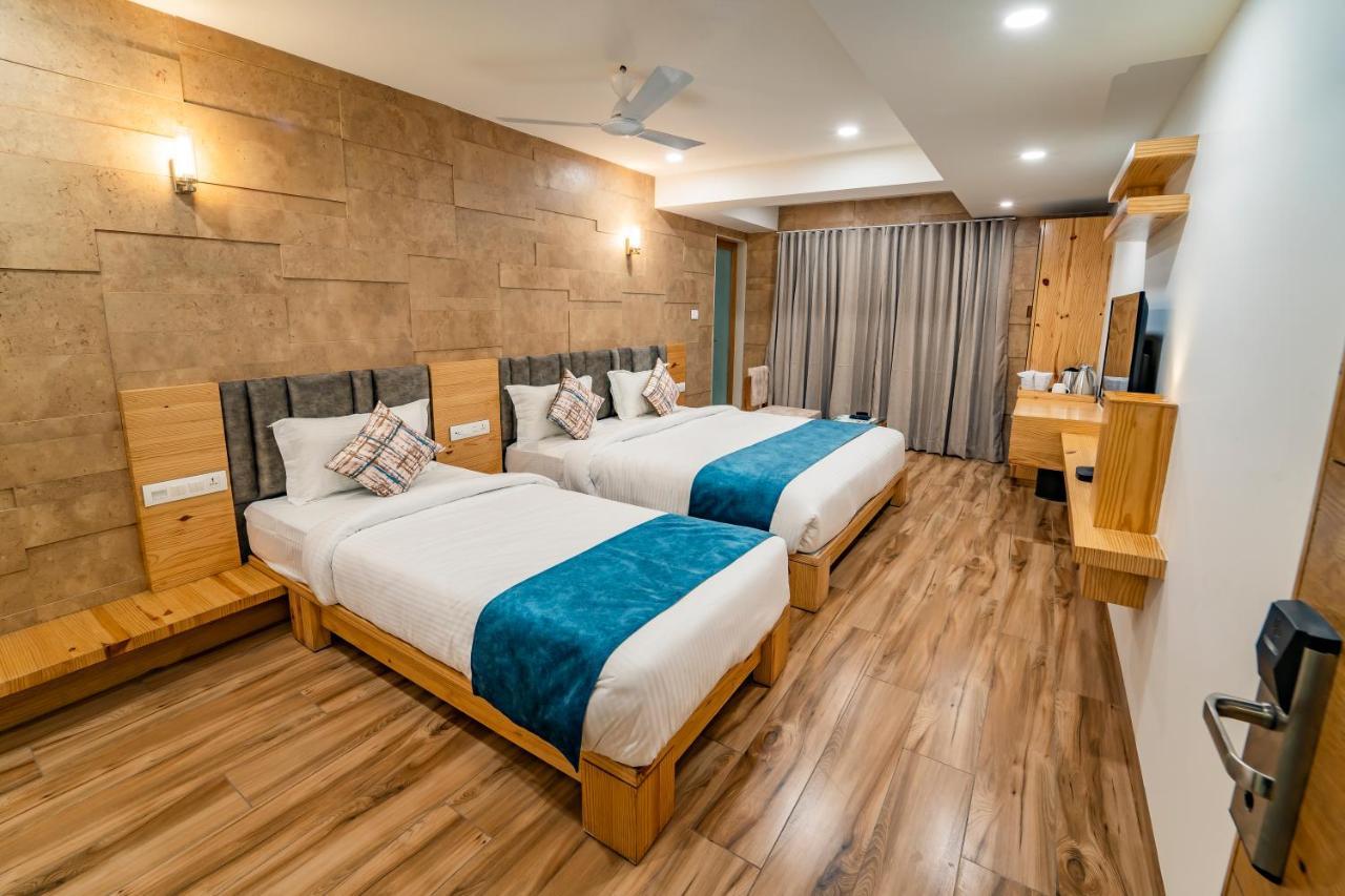 Hotel Pleasant Lake Ахмедабад Екстер'єр фото